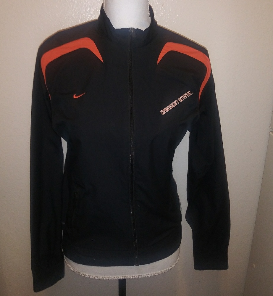 Selling a in women's Nike jacket size small